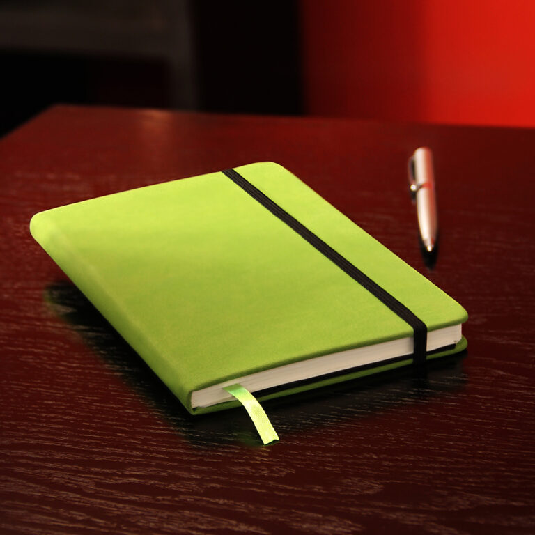 libreta Velvet en escritorio