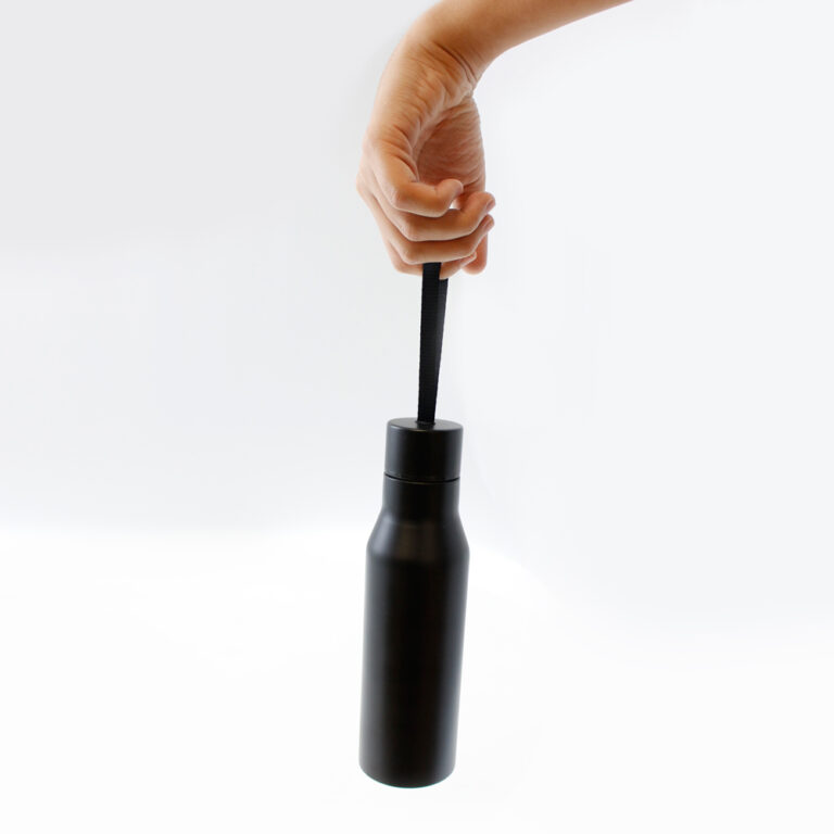 Anfora-Link-Negra-colgando-en-mano